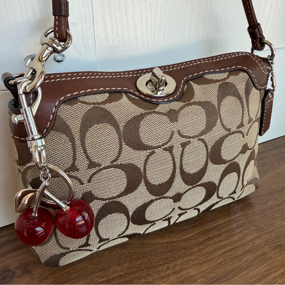 Coach Y2K Signature C's Turnlock in Pink Wristlet
Pouch - Picture 8 of 10